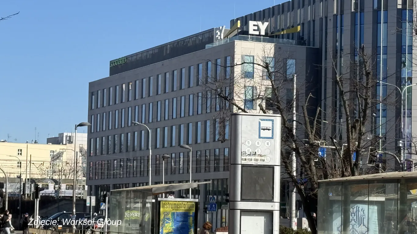 74% firm z pełnym wdrożeniem zaawansowanej inteligencji ogranicza rekrutację zewnętrzną