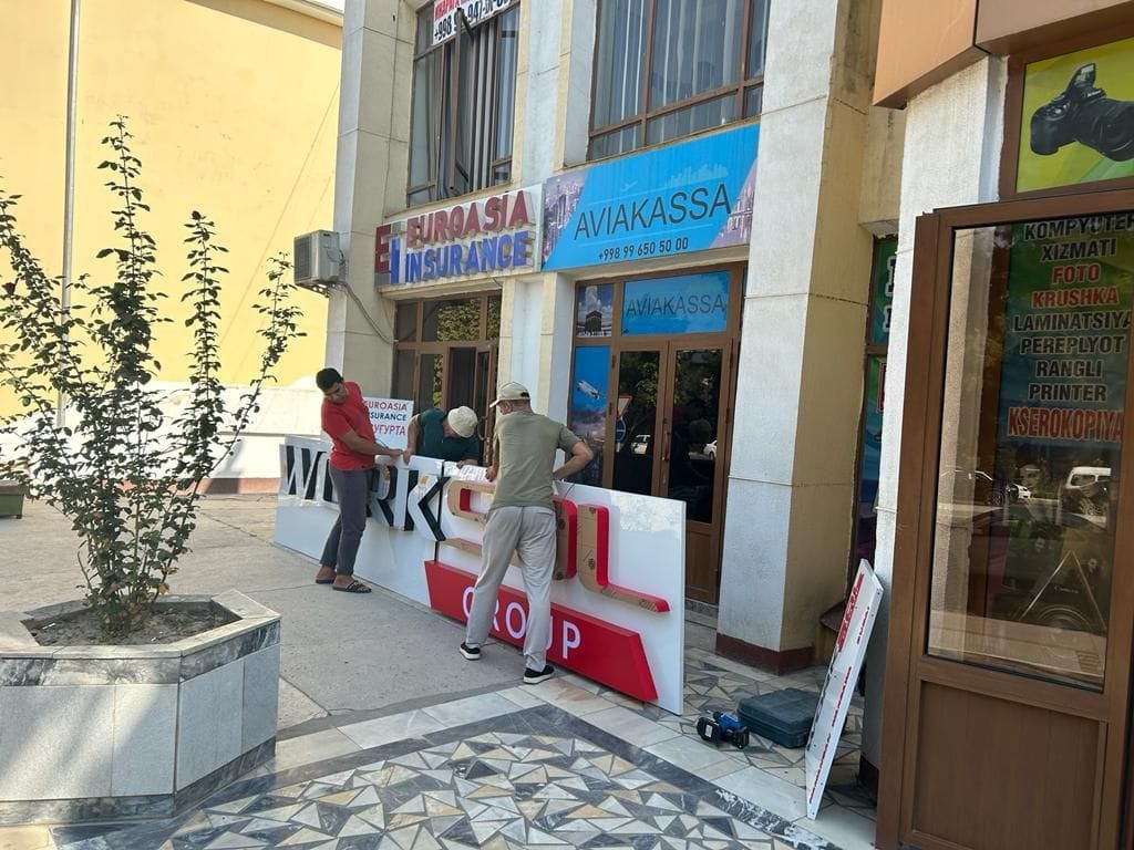 Za dzień do otwarcia biura Worksol w Uzbekistanie, montowanie logo zewnątrz budynku biurowca, Namangan